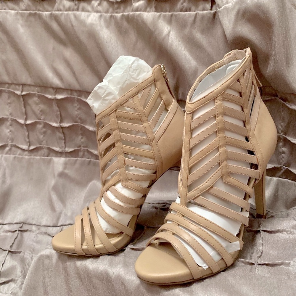 BNWT Gianni Bini leather caged heels in nude